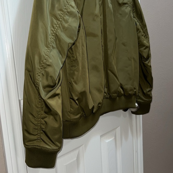 Old Navy Olive Green Bomber Jacket w/pockets, Size Large - Picture 8 of 13